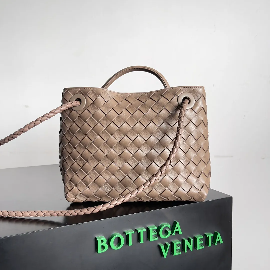 The 2023 new Andiamo batch of 1860 BV has been shipped‼ ️Really popular🔥The new Andiamo woven handbag launched by Bottega Veneta this season is really popular all over the world! ! Celebrities at home and abroad have worn it, and Oscar-winning actress Michelle Yeoh has taken it out on the street. Song Jia, Trai Yara, Yu Feihong, Sanji Ayaka, Rosie Hunting-Whiteley, Yoshioka Riho, etc. have all picked up this bag. It is classic and versatile, showing off its temperament, and the bag capacity is also large, which is very convenient for daily commuting! ! A variety of carrying methods, the shoulder straps can be adjusted by yourself, the original lambskin feels soft and delicate, and the neutral style is made to break gender boundaries and bring a more practical and longer-lasting use experience. Andiamo, which has both elegant and casual styles, perfectly interprets the true appearance of "fashionable old money style". Style number: 743568 Size: 25*22*10.5cm